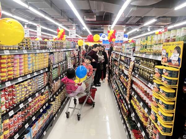 Khách hàng đến mua sắm dịp khai trương siêu thị WinMart Đông Hội