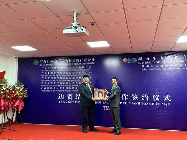 Lãnh đạo 2 bên tặng quà lưu niệm chúc mừng cho sự hợp tác thành công giữa OCB và Khối liên hợp hợp tác xã tín dụng nông thôn khu tự trị dân tộc Choang Quảng Tây