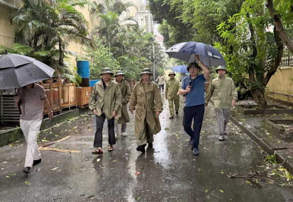 Phó Thống đốc Thường trực Đào Minh Tú kiểm tra và chỉ đạo ứng phó cơn bão số 3 tại Trụ sở NHNN Trung ương và Nhà máy In tiền Quốc gia