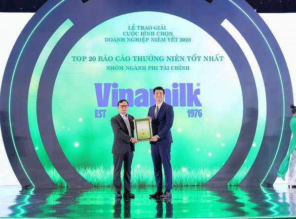 Đại diện Vinamilk nhận Giải thưởng Top 20 Báo cáo thường niên tốt nhất nhóm ngành phi tài chính.