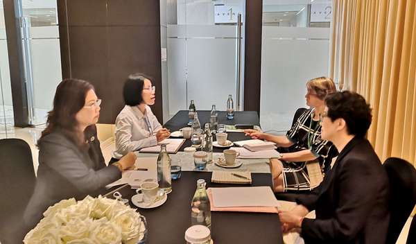 Chủ tịch UBCKNN Vũ Thị Chân Phương (bên trái, hàng đầu) và Tổng giám đốc ASIFMA Alice Law (bên phải, hàng đầu) trao đổi thông tin tại buổi gặp