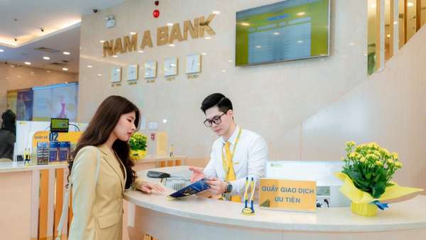 Khách hàng giao dịch tại Nam A Bank.