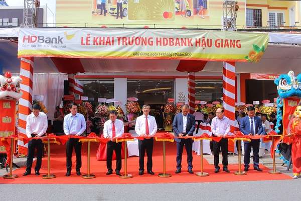  Nhân dịp khai trương HDBank Hậu Giang (tháng 10/2022), HDBank trao tặng 2 căn nhà tình thương cho hộ cận nghèo trên địa bàn tỉnh