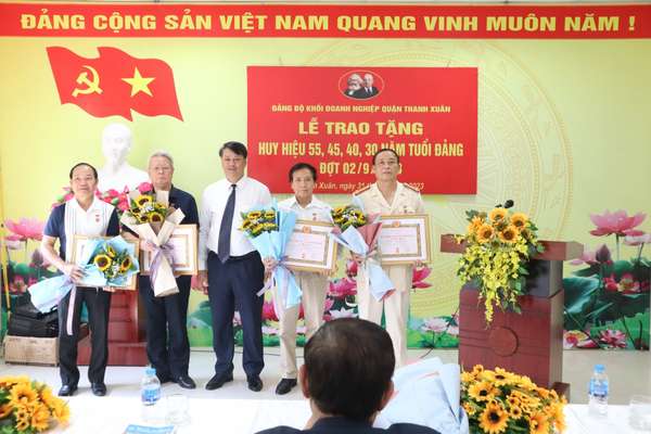 Đảng bộ khối Doanh nghiệp quận Thanh Xuân: Trao tặng Huy hiệu Đảng cho 11 Đảng viên