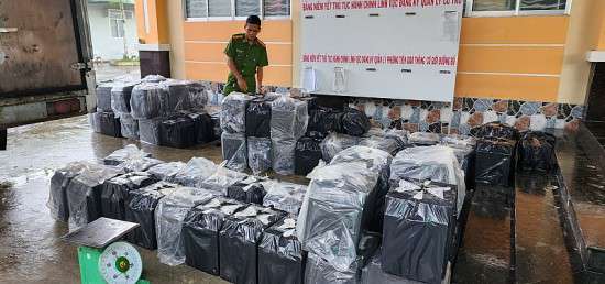 Kiên Giang: Bắt quả tang đối tượng vận chuyển hơn 25 ngàn bao thuốc lá nhập lậu