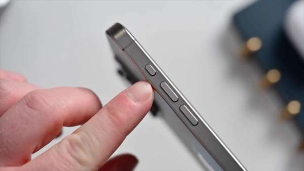 Giá iPhone 15 Pro Max giảm sâu chào tháng mới