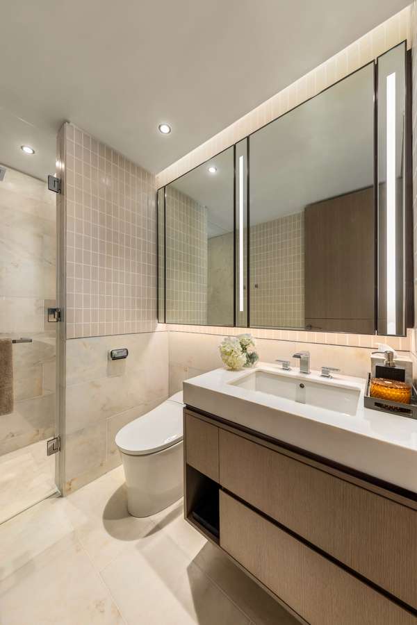 Phòng tắm được hoàn thiện bằng đá cẩm thạch sang trọng