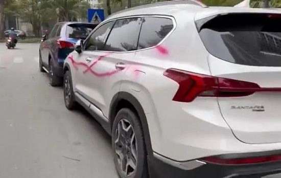 Hà Nội: Điều tra vụ việc nhiều xe ô tô bị xịt sơn khi đỗ dưới lòng đường