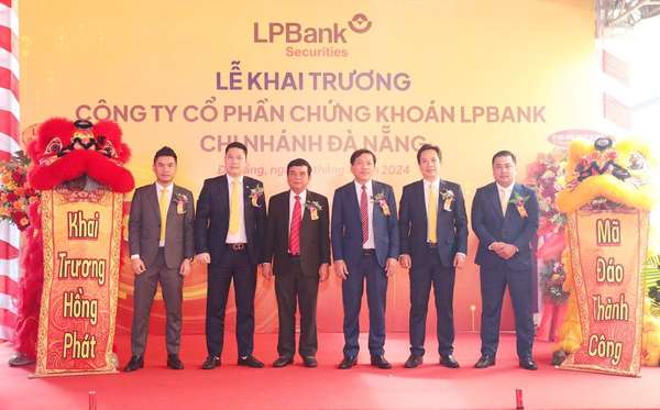 Các đại biểu đại diện NHNN Chi nhánh Đà Nẵng, Sở Tài chính Đà Nẵng, LPBank, LPBS tham dự buổi khai trương