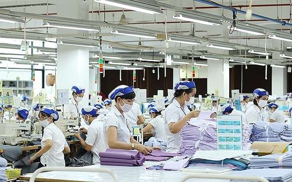 Sản xuất hàng may mặc xuất khẩu tại Tổng Công ty CP May Việt Tiến.