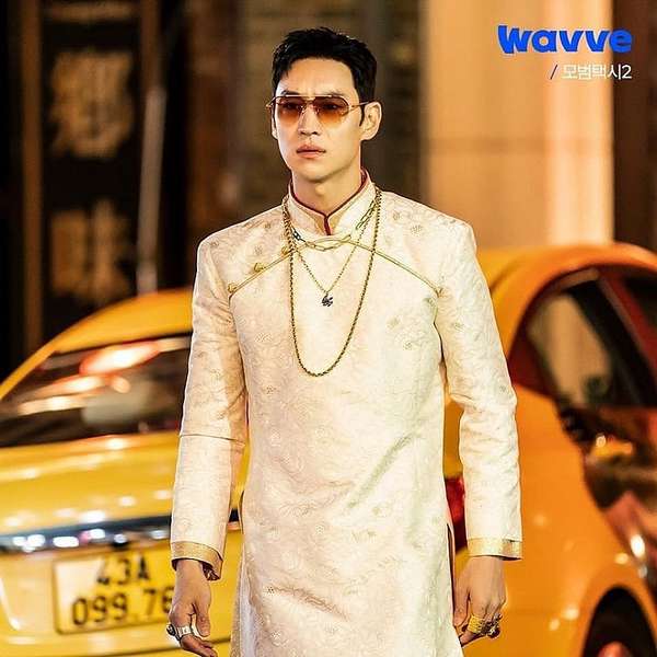 Lee Je Hoon phim Taxi Driver 2 điển trai mặc áo dài Việt Nam là ai?