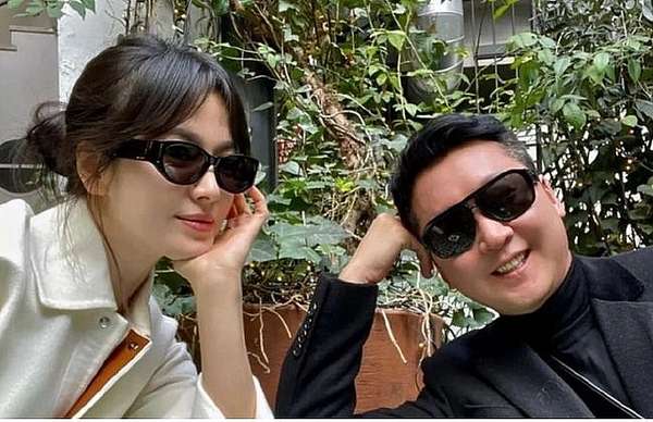 Song Hye Kyo gây tò mò khi chụp ảnh cùng người đàn ông lạ