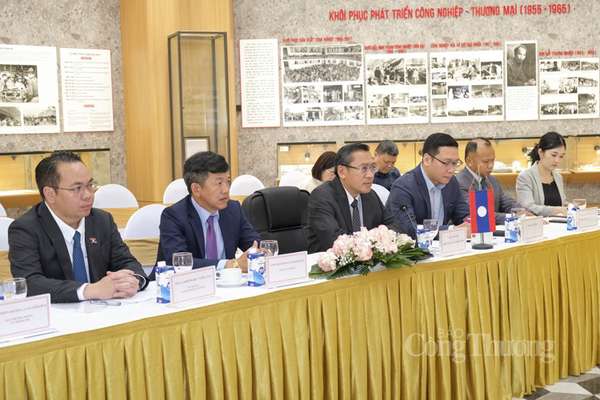Bộ trưởng Nguyễn Hồng Diên làm việc với Bộ trưởng Năng lượng và Mỏ Lào