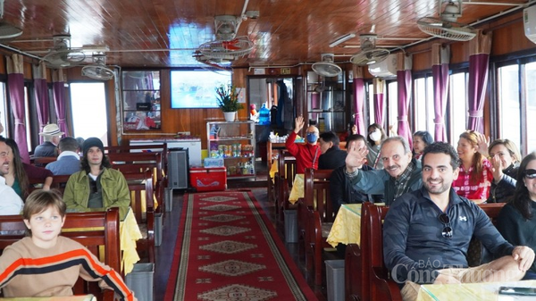 Khách du lịch nước ngoài đến thăm vịnh Hạ Long trong dịp tết Nguyên Đán 2023