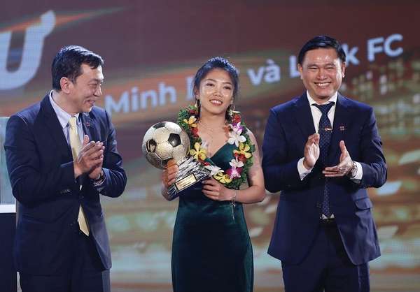 Huỳnh Như nhận giải Quả Bóng Vàng nữ 2022, ở Nhà hát Bến Thành, TP HCM tối 25/2.
