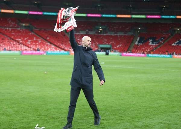 VIDEO: Vô địch League Cup, Ten Hag nhận điều siêu đặc biệt từ Sir Alex