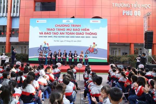 Honda Việt Nam trao tặng mũ bảo hiểm và đào tạo kiến thức An toàn giao thông cho học sinh