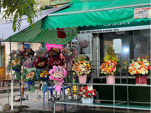 Thị trường quà tặng 8/3: Hoa tươi và hoa “ăn được” hút khách