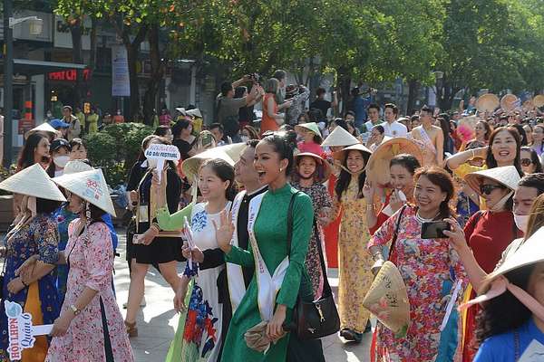Hơn 3.000 tham gia diễu hành “Tôi yêu áo dài Việt Nam”