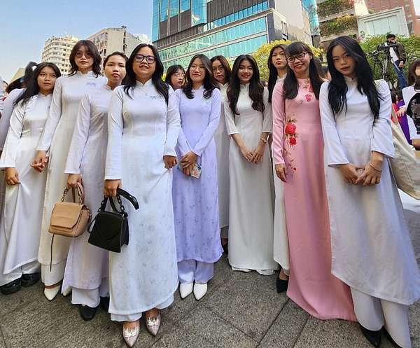 Hơn 3.000 tham gia diễu hành “Tôi yêu áo dài Việt Nam”