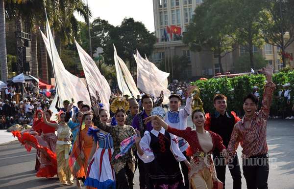 Hàng nghìn du khách tham dự Lễ hội đường phố Buôn Ma Thuột 2023