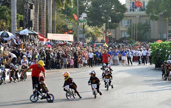 Các em nhỏ biểu diễn tiết mục xe đạp mang lại cho ta cảm giác ung dung tự tại và sảng khoái cho người dân, du khách.