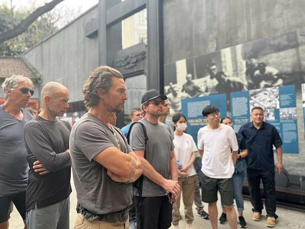 Diễn viên nổi tiếng của Mỹ Matthew McConaughey tham quan di tích Nhà tù Hỏa Lò