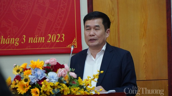 Phó Giám đốc Sở Du lịch tỉnh Quảng Ninh Trịnh Đăng Thanh phát biểu tại buổi họp báo