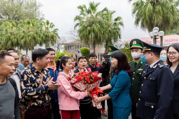 Đại diện lãnh đạo TP Móng Cái tặng hoa chúc mừng đoàn khách du lịch Trung Quốc đầu tiên nhập cảnh sau thời gian dài dịch Covid-19