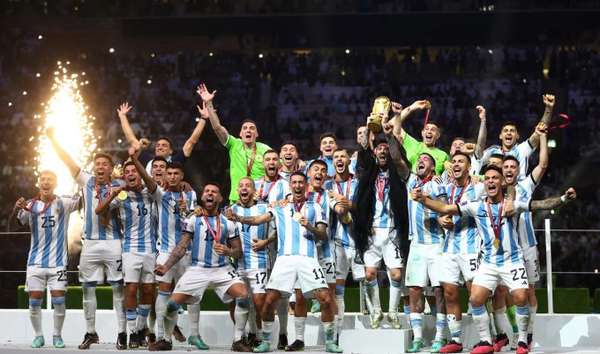 Các tuyển thủ Argentina nâng cup trong lễ đăng quang World Cup 2022 - kỳ giải cuối cùng với 32 đội. Ảnh: Reuters