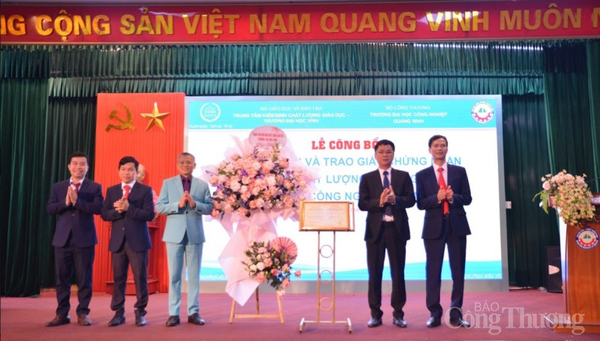 Trường Đại học Công nghiệp Quảng Ninh đón nhận Giấy chứng nhận kiểm định chất lượng cơ sở giáo dục