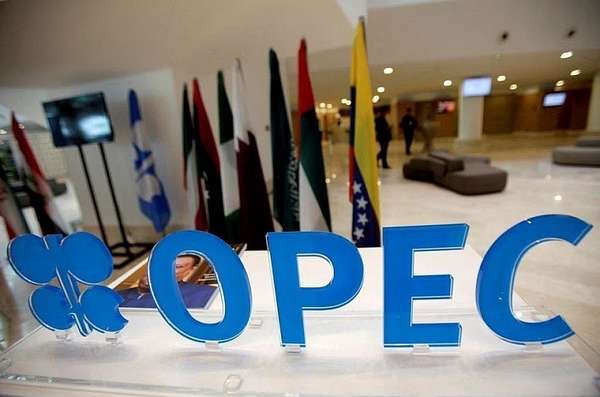Logo của OPEC trước cuộc họp giữa các thành viên của OPEC tại Algiers, Algeria  (ảnh: Reuters)