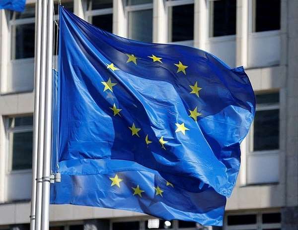 Cờ Liên minh châu Âu bên ngoài trụ sở Ủy ban Châu Âu tại Brussels, Bỉ (ảnh: Reuters)