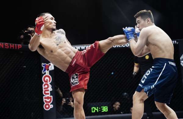 Chỉ hơn 3 phút thi đấu, võ sĩ MMA Trần Quang Lộc đã hạ gục 