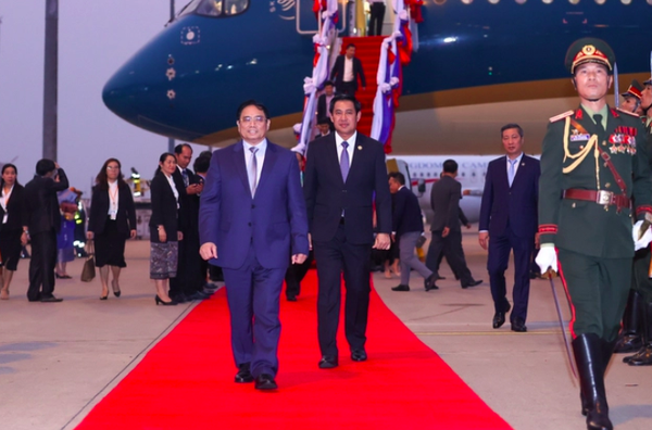 Thủ tướng Phạm Minh Chính và Đoàn cấp cao Chính phủ Việt Nam tới sân bay quốc tế Wattay, Thủ đô Vientiane