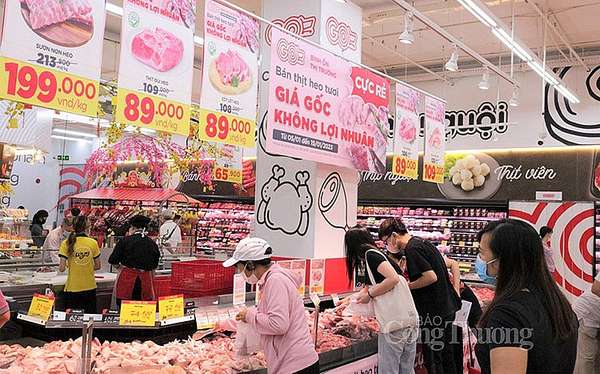 Người tiêu dùng mua thịt heo tại siêu thị Big C