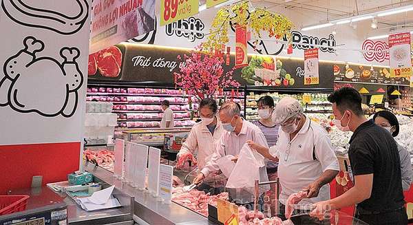 Người tiêu dùng mua thịt heo tại siêu thị Big C