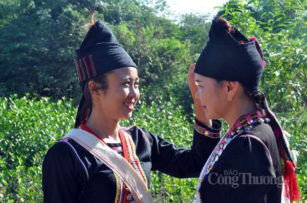 Khám phá nét đặc sắc của trang phục truyền thống dân tộc Khơ Mú