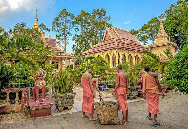 Trước Tết cổ truyền Chol Chnam Thmay hơn 1 tuần lễ, những ngôi chùa đều quan tâm dọn dẹp vệ sinh, tạo cảnh quang sạch sẽ, thông thoáng