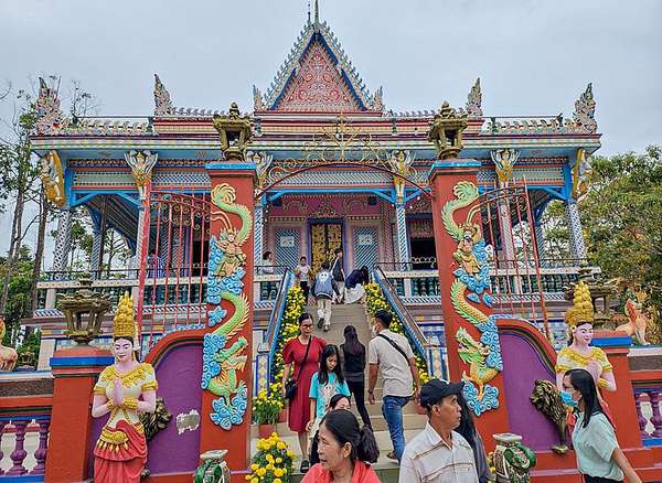 Ở nhiều địa phương vùng Đồng bằng sông Cửu Long, qua lối kiến trúc và trang trí, ngôi chùa Khmer còn thể hiện rõ sự giao thoa, dung hợp giữa các sắc thái văn hóa, tính ngưỡng của các dân tộc. Trong ảnh: Nét trang trí chùa, miếu của người Hoa nơi cổng vào ngôi chánh điện chùa Sà Lôn (chùa Chén kiểu), tỉnh Sóc Trăng.