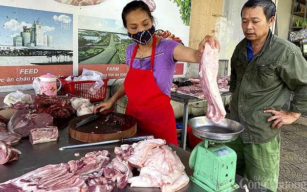 Nghệ An: Nhu cầu tiêu thụ thấp, giá thịt lợn hơi giảm sâu