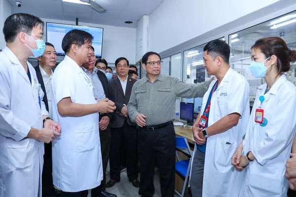 Thủ tướng khảo sát thực tế nhiều bệnh viện tuyến cuối trên địa bàn Hà Nội