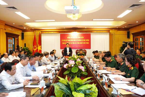 Bộ trưởng Nguyễn Hồng Diên làm việc với Tổng cục Công nghiệp quốc phòng