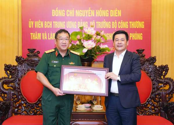 Bộ trưởng Nguyễn Hồng Diên làm việc với Tổng cục Công nghiệp quốc phòng