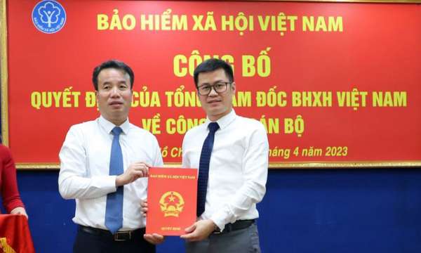 Tổng Giám đốc Nguyễn Thế Mạnh trao Quyết định điều động và bổ nhiệm ông Lò Quân Hiệp - Vụ trưởng Vụ Thanh tra - Kiểm tra (BHXH Việt Nam) giữ chức vụ Giám đốc BHXH TP.Hồ Chí Minh, kể từ 01/5/2023