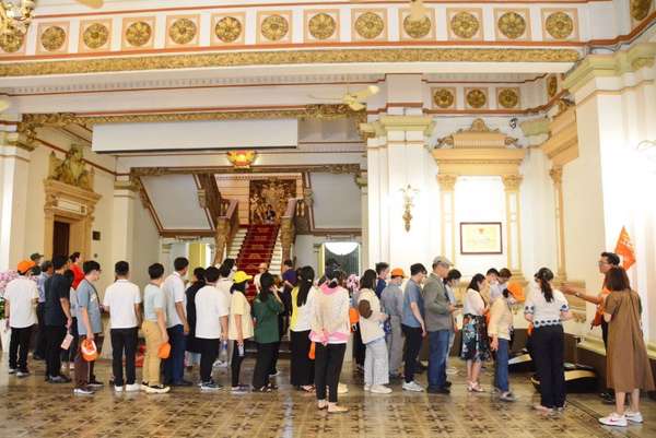 Gần 1.500 khách tham quan công trình 114 tuổi của TP. Hồ Chí Minh trong dịp Lễ