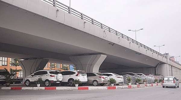 Dự án Luật Đường bộ: Có nên dùng gầm cầu cạn để trông giữ xe?