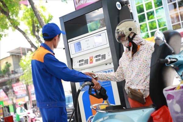 Giá xăng dầu dự báo giảm trong kỳ điều hành ngày mai (4/5)