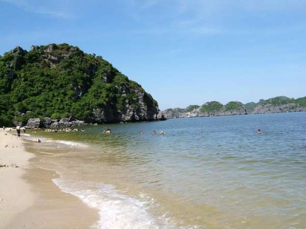 Bãi tắm Ti Tốp trên vịnh Hạ Long
