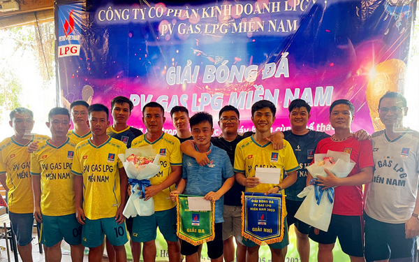 BTC trao giải Nhì cho đội Tây Nguyên và giải Ba cho đội Tp. Hồ Chí Minh